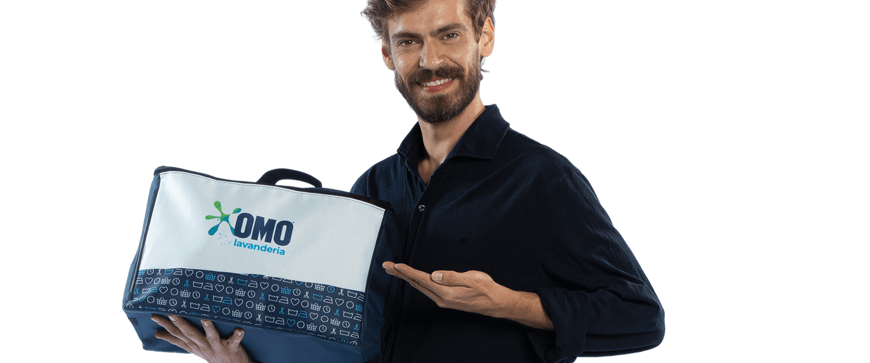 Homem segurando a mochila da OMO Lavanderia