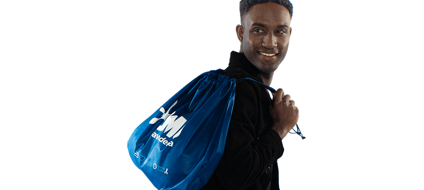 Homem segurando a mochila da OMO Lavanderia