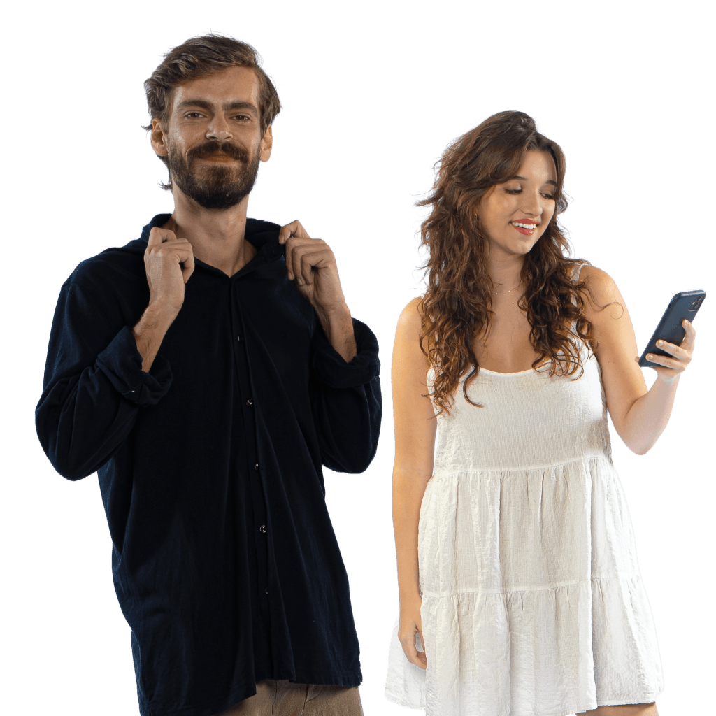 Homem feliz segurando a gola da camisa e mulher sorrindo e olhando para o celular.